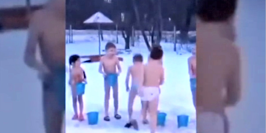 Μωρά στη Σιβηρία μένουν με το εσώρουχο και ρίχνουν πάνω τους παγωμένο νερό με κουβάδες! -ΒΙΝΤΕΟ