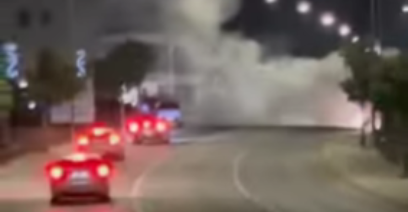 Αναστάτωση στο Γέρι: Ακούστηκε δυνατός κρότος και μετά οδηγοί είδαν φωτιά στη μέση του δρόμου - Φωτογραφίες
