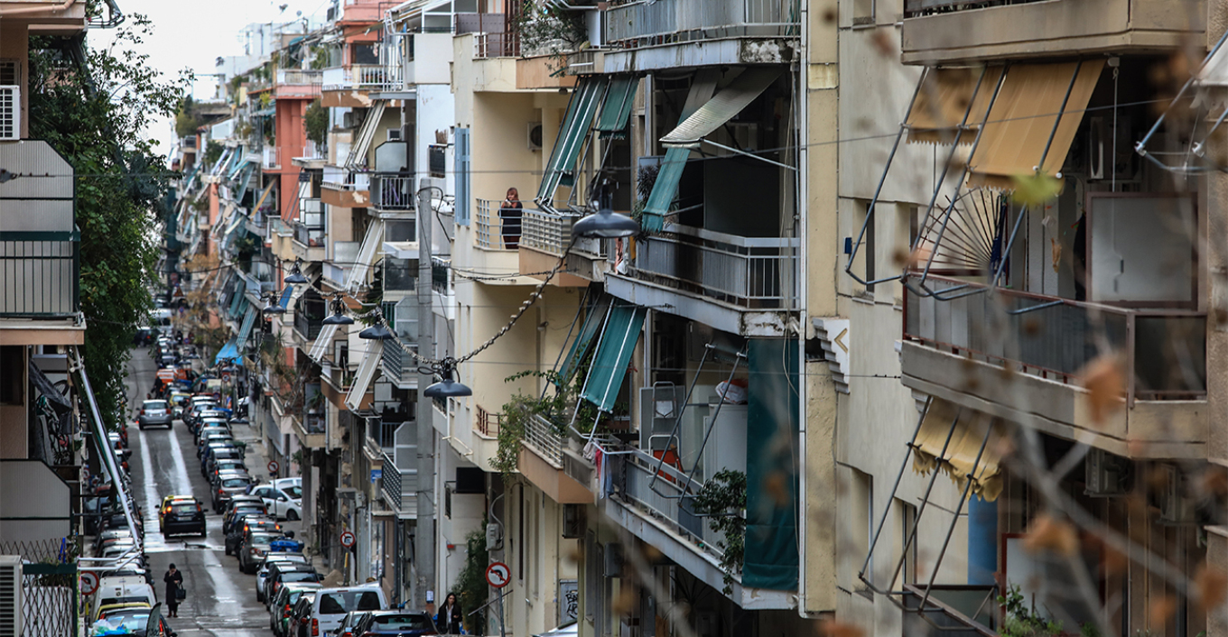 «Να μην περιμένουμε το επόμενο ατύχημα» - Ανησυχία για παλιές πολυκατοικίες και ετοιμόρροπα μπαλκόνια στην Ελλάδα