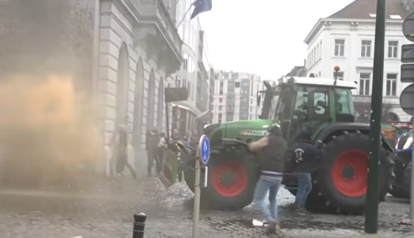 Βρυξέλλες: Επεισόδια και δακρυγόνα στη συγκέντρωση των αγροτών, δείτε live