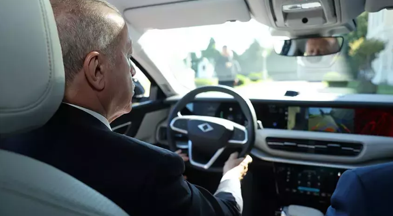 O Ερντογάν έκανε test drive στο νέο ηλεκτρικό αυτοκίνητο της τουρκικής εταιρίας Togg - Δείτε βίντεο