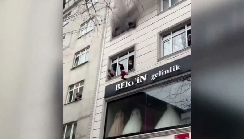 Δραματικές στιγμές: Μητέρα πετά τα παιδιά της από παράθυρο τρίτου ορόφου για να τα σώσει από φωτιά