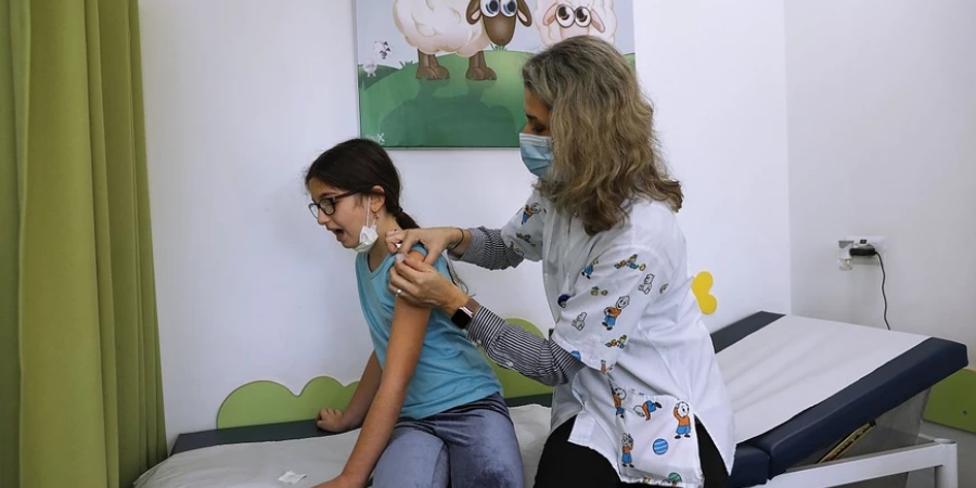 Κορωνοϊός: Αξίζει το ρίσκο να εμβολιάσουμε τα παιδιά μας; – Δύο ειδικοί απαντούν