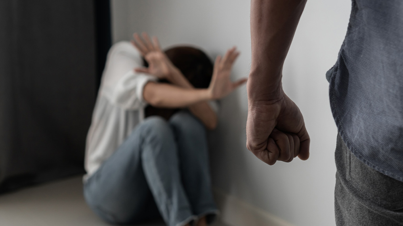 Σοκαριστικό περιστατικό στην Ελλάδα: Κάλεσε την Αστυνομία και είπε ότι θα σκοτώσει τη σύζυγό του μπροστά στο παιδί τους 