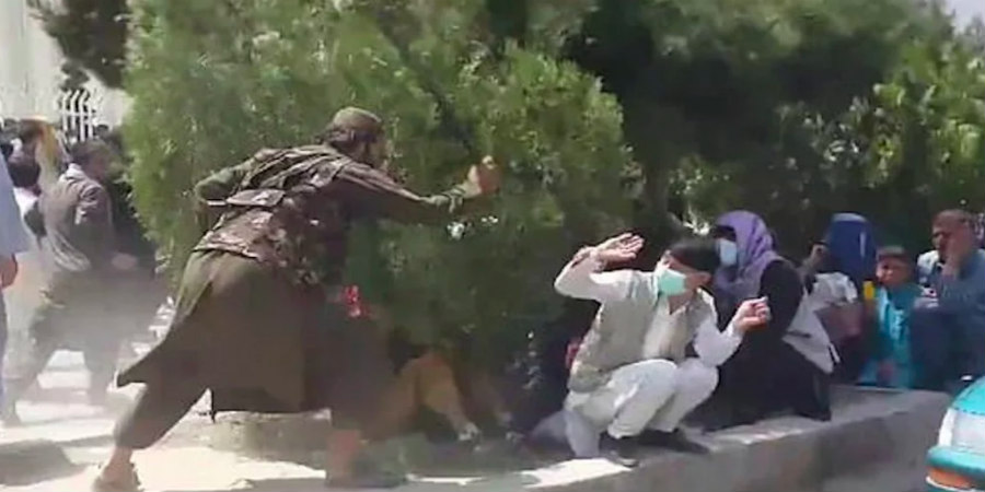 H επιστροφή του μεσαίωνα στο Αφγανιστάν: Ταλιμπάν μαστιγώνουν νεαρούς στους δρόμους, επειδή φορούν τζιν και άλλα «δυτικά» ρούχα - ΒΙΝΤΕΟ
