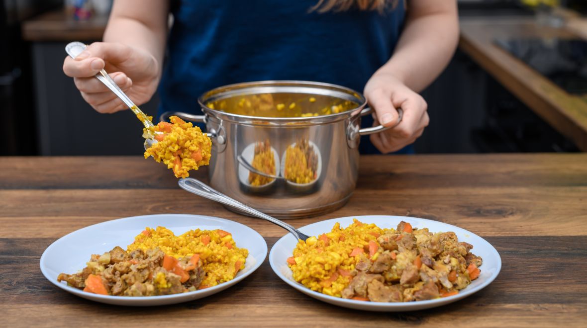 Σου περίσσεψε φαγητό από χθες; Πώς να το ξαναζεστάνεις και να μοιάζει σαν... φρέσκο