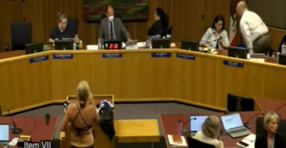 Video: Μητέρα έμεινε με το μαγιό της σε συνεδρίαση του σχολικού συμβουλίου ως… επιχείρημα