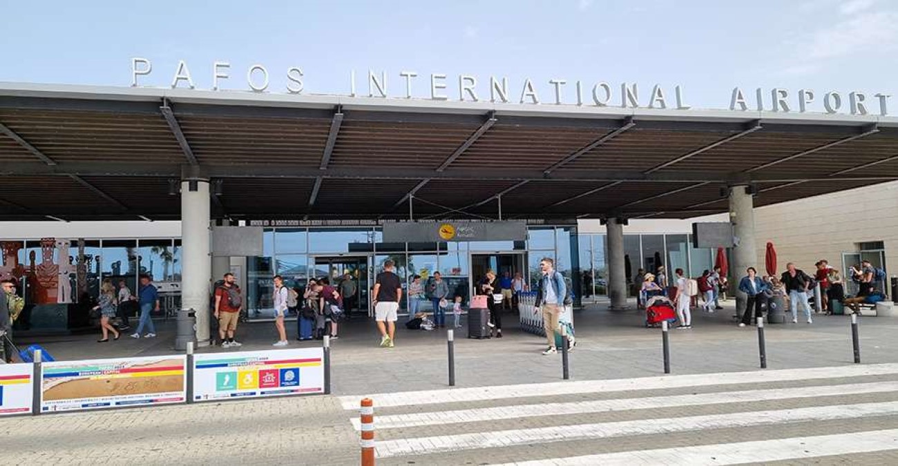 Χειροπέδες σε 25χρονο - Προσπάθησε να πετάξει με πλαστό διαβατήριο από το αεροδρόμιο Πάφου