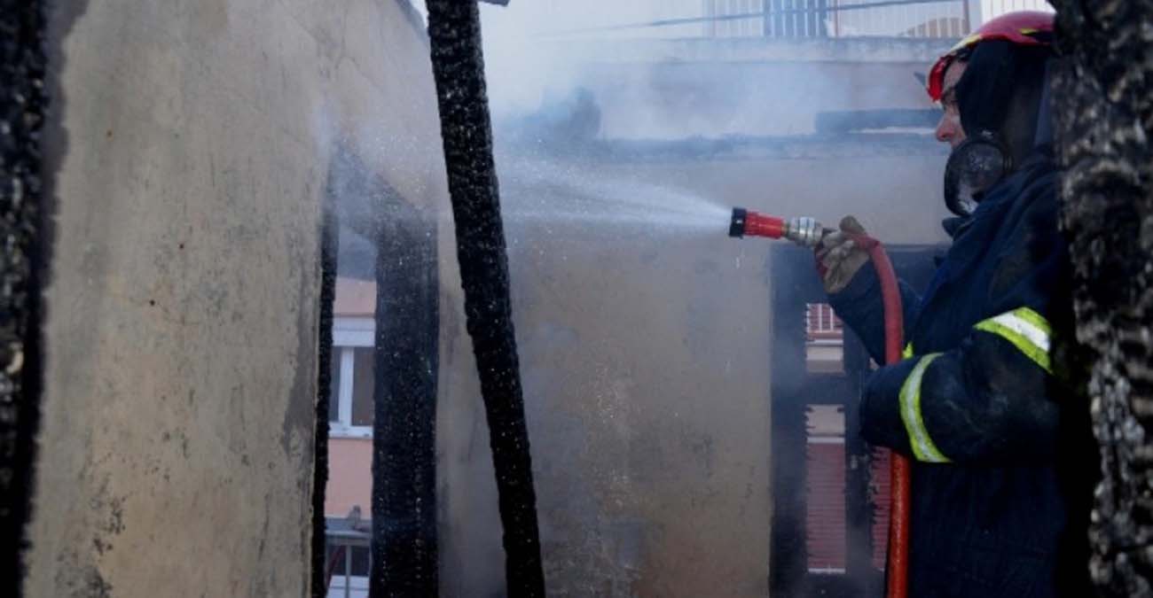 Απίστευτο περιστατικό: Έβαλε φωτιά στο σπίτι του στην Ελλάδα και έτρωγε μακαρόνια στην αυλή
