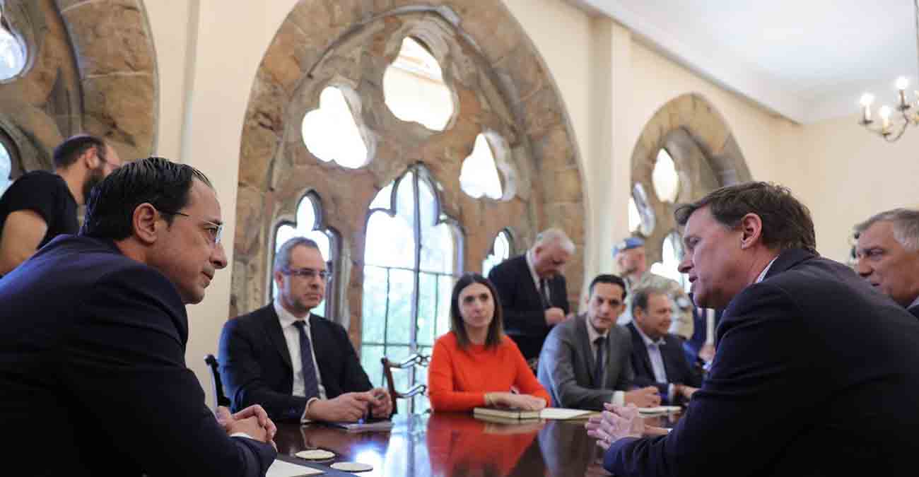 Συνάντηση Χριστοδουλίδη-Στιούαρτ στο Προεδρικό - Γίνεται ανασκόπηση της κατάστασης στο Κυπριακό 