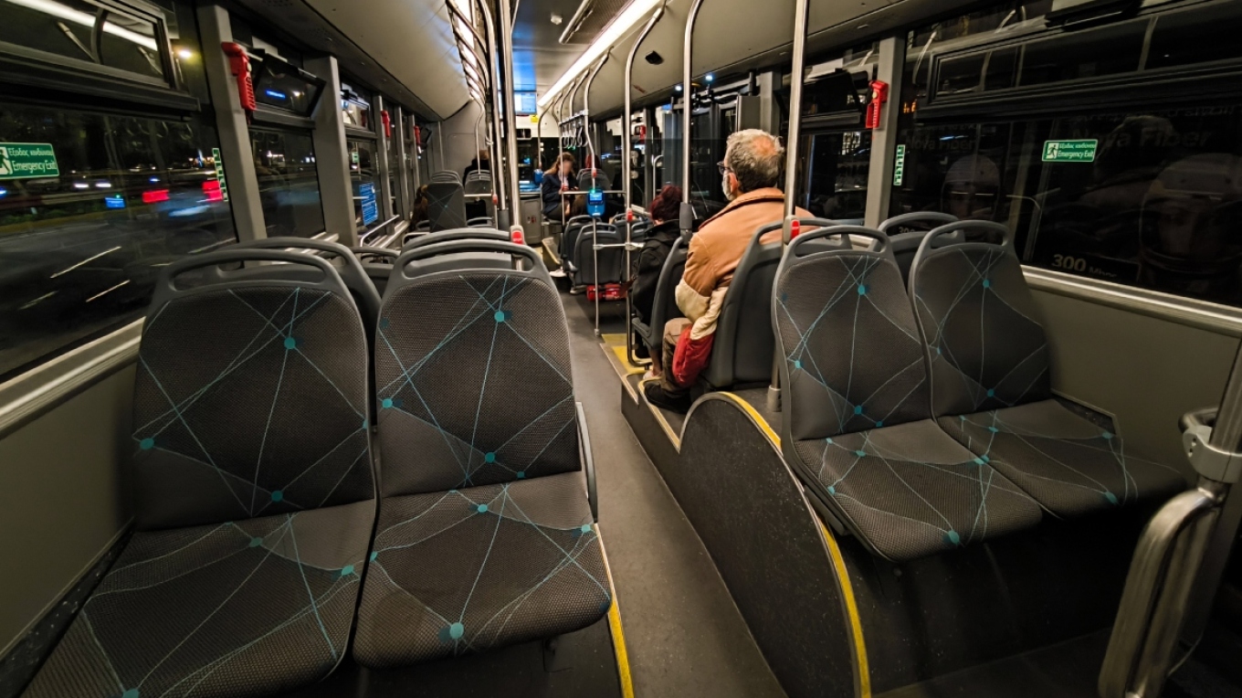 Ηλικιωμένη ξέχασε τσάντα με 30.000 ευρώ, χρυσές λίρες και κοσμήματα μέσα σε λεωφορείο στην Ελλάδα 