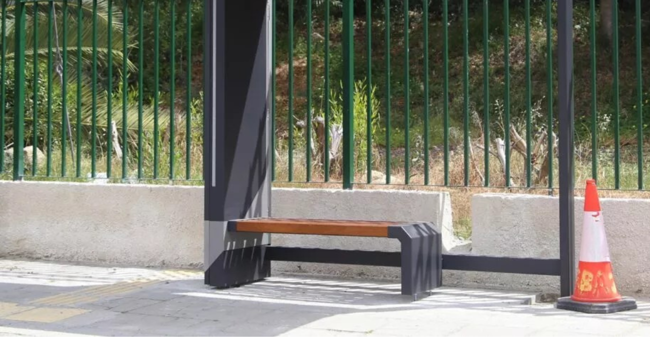 Αυτή είναι στάση λεωφορείου στην Κύπρο: Παγκάκι από παλέτες και σκουπίδια δίπλα στους επιβάτες - Βίντεο