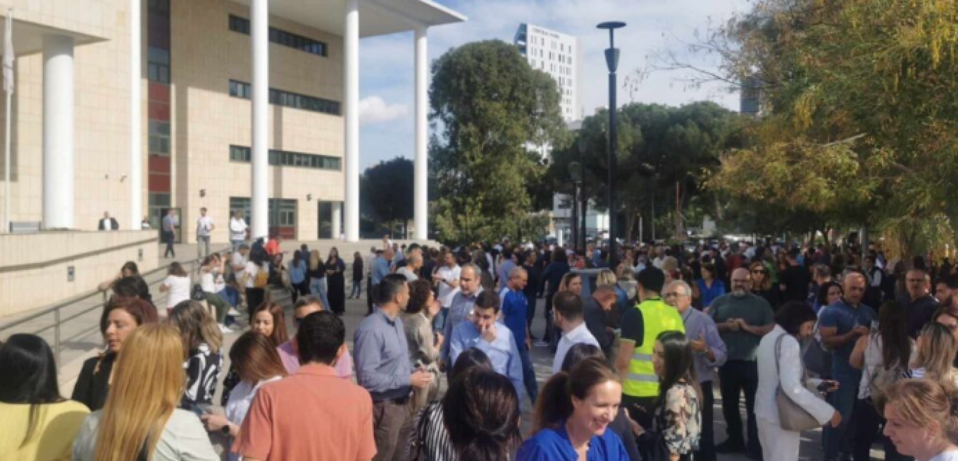 Βίντεο-σοκ από τη στιγμή του σεισμού στην Πάφο – Μαθητές και εργαζόμενοι βγήκαν στους δρόμους - Δείτε φωτογραφίες