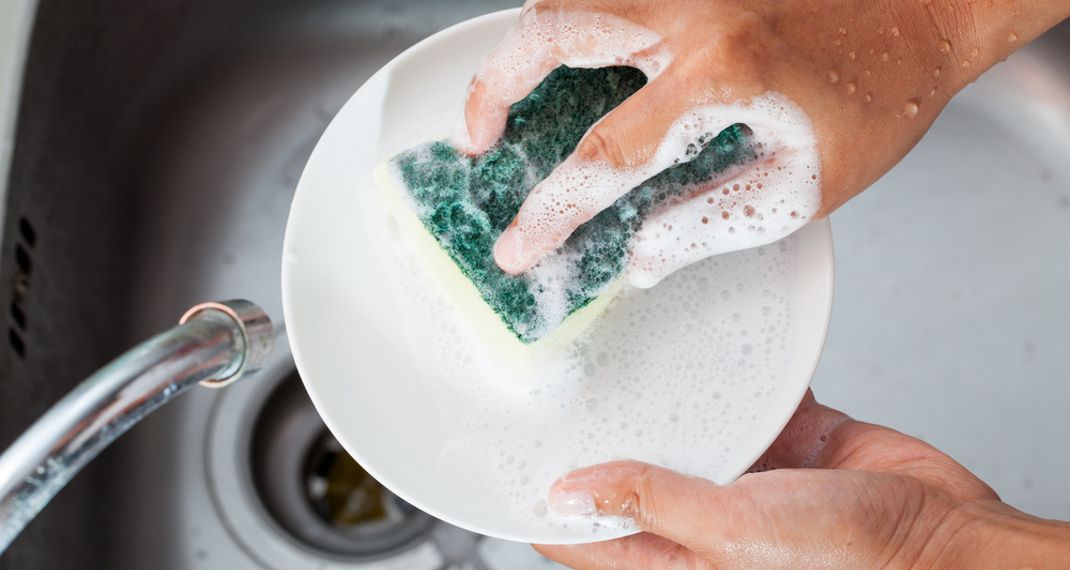 7 πράγματα που δεν πρέπει να πλύνεις ποτέ με το υγρό πιάτων   
