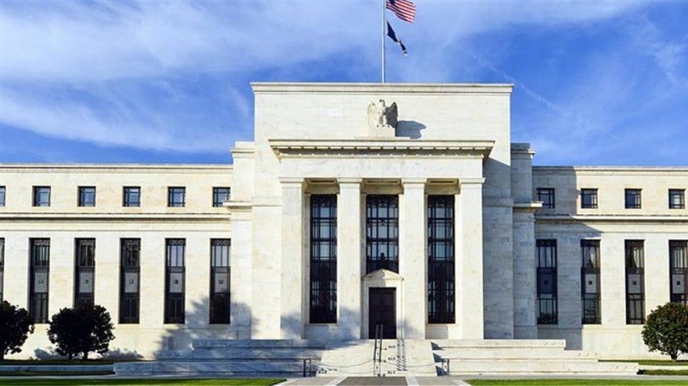 ΗΠΑ: Η Fed διατηρεί αμετάβλητα τα επιτόκια στο εύρος του 5,25% έως 5,50%