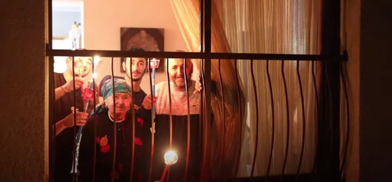 ‘ΧΡΙΣΤΟΣ ΑΝΕΣΤΗ΄ έψαλαν οι πιστοί από τις γειτονιές της Κύπρου- VIDEO