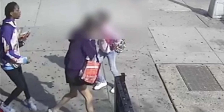 Νέα Υόρκη: Έφηβη έριξε... γροθιά σε γυναίκα που της ζήτησε να φορέσει τη μάσκα της – Δείτε βίντεο