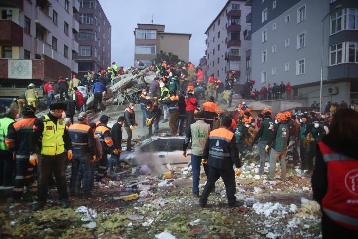 Τουλάχιστον ένας νεκρός από την κατάρρευση πολυκατοικίας στην Κωνσταντινούπολη 
