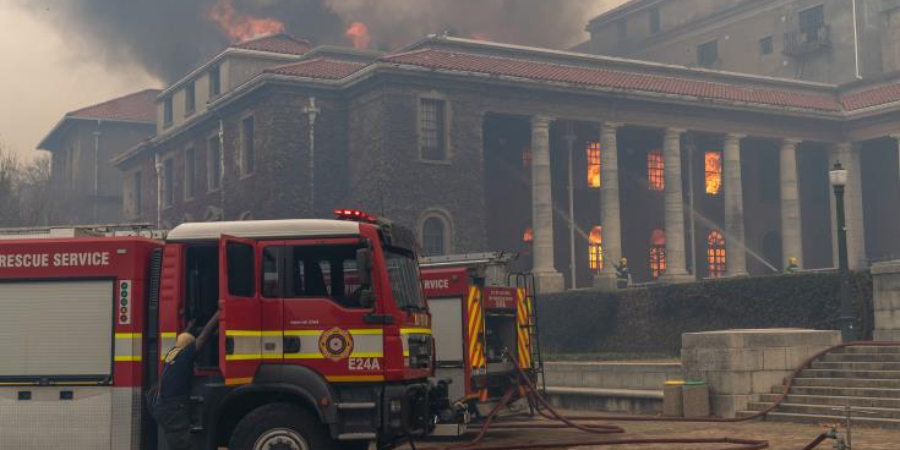 Στις φλόγες έχει παραδοθεί η οροφή του Κοινοβουλίου στο Κέιπ Τάουν - Φωτιά και στο κτήριο της Εθνοσυνέλευσης