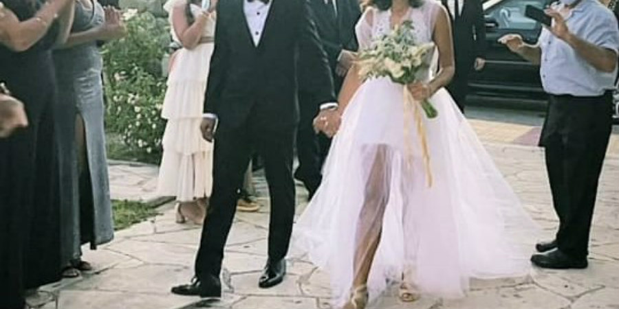 Κύπρια ηθοποιός παντρεύτηκε τον αγαπημένο της και φόρεσε μίνι νυφικό! (Βίντεο)