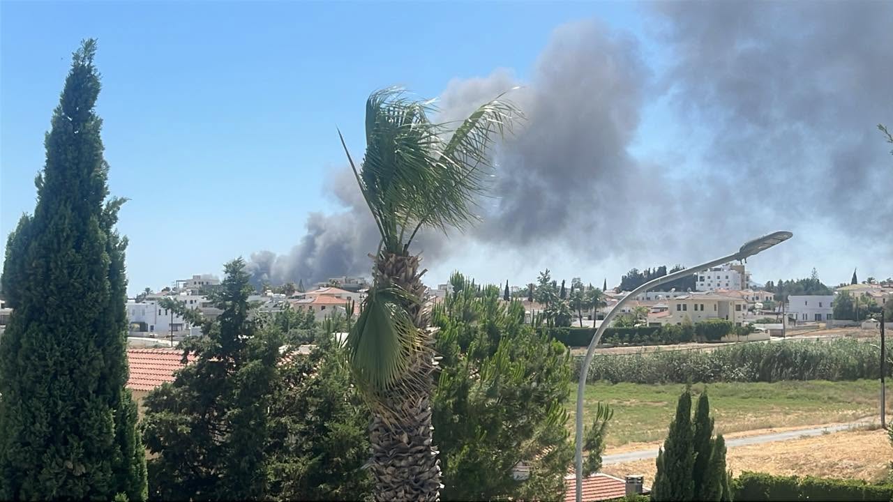Μάχη με τις φλόγες στο εργοστάσιο στην Αραδίππου - Δείτε βίντεο από το σημείο 