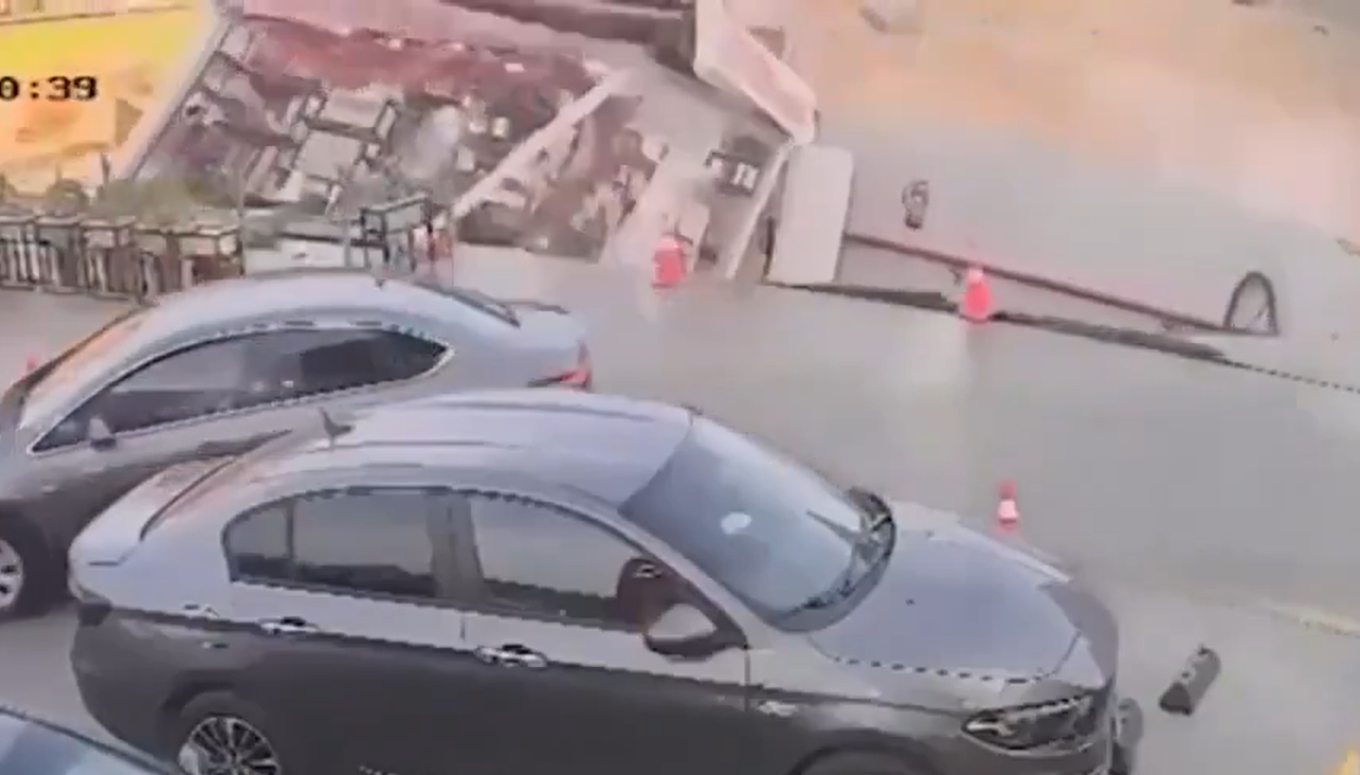 Βενζινάδικο στο Κάιρο εξαφανίστηκε σε τρύπα 15 μέτρων, δείτε βίντεο