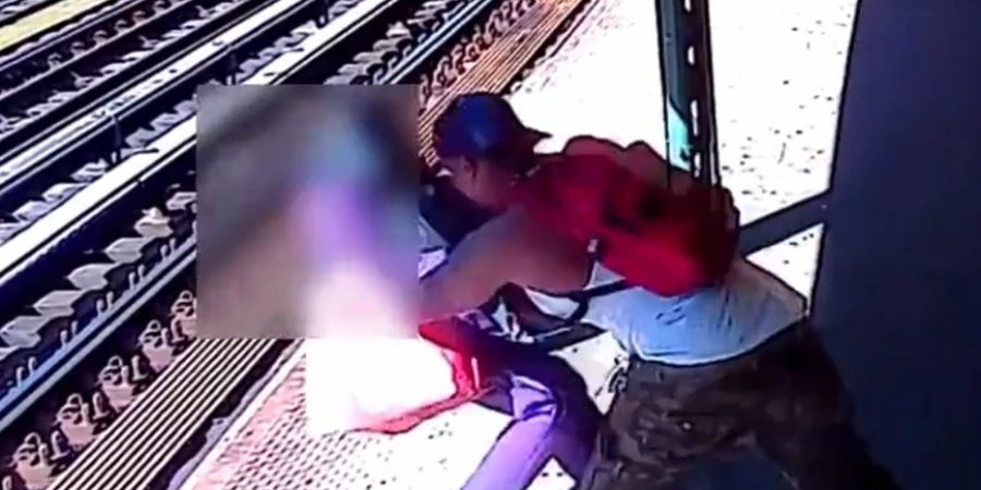Βίντεο – σοκ με τη στιγμή που άντρας ρίχνει γυναίκα στις γραμμές του μετρό