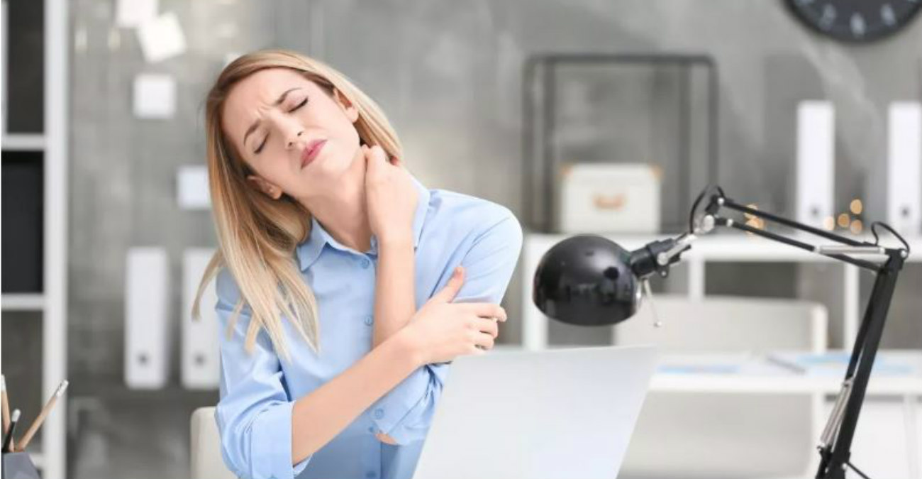 Πόνος στον αυχένα: Τέσσερις λόγοι που υποφέρετε – Tips πρόληψης