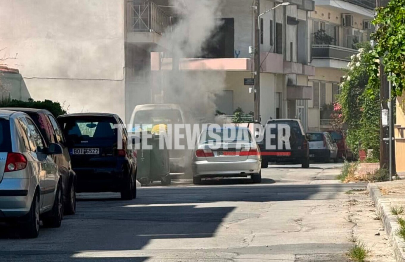 ΒΙΝΤΕΟ: Αυτοκίνητο στον Βόλο έπιασε φωτιά, σώθηκε ο οδηγός τελευταία στιγμή
