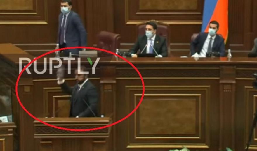 Ιπτάμενα μπουκάλια, γροθιές και κλωτσιές στο κοινοβούλιο της Αρμενίας - Παρέμβαση της φρουράς για να ηρεμήσουν οι βουλευτές