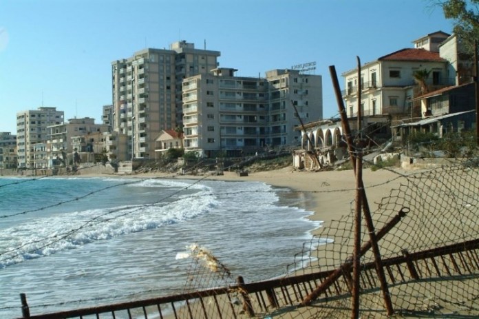 Κύπριος ηθοποιός αποκαλύπτει: ‘Όταν βούτηξα στη θάλασσα του Βαρωσιού έβαλα τα κλάματα’