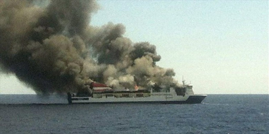 Ανεξέλεγκτη φωτιά σε πλοίο ανοιχτά της Ηγουμενίτσας - Εγκατέλειψαν οι επιβάτες 