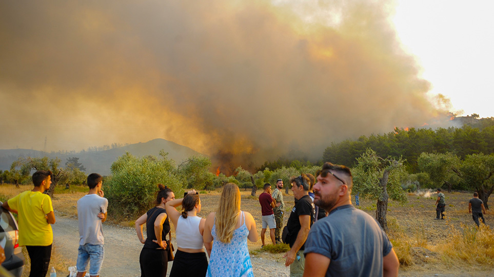 Μαίνεται η φωτιά στη Ρόδο: Στη μάχη από τα ξημερώματα εναέρια μέσα - Εκκενώθηκαν πέντε χωριά