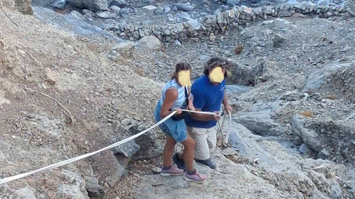 Ελλάδα: Κατέβηκε σε γκρεμό για να πιάσει το σακάκι της και... εγκλωβίστηκε