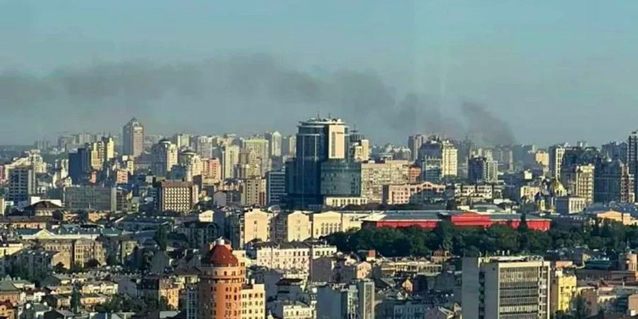 Ήχησαν σειρήνες στο Κίεβο - Πυραυλική επίθεση σε ιστορική περιοχή - Καίγεται κτίριο