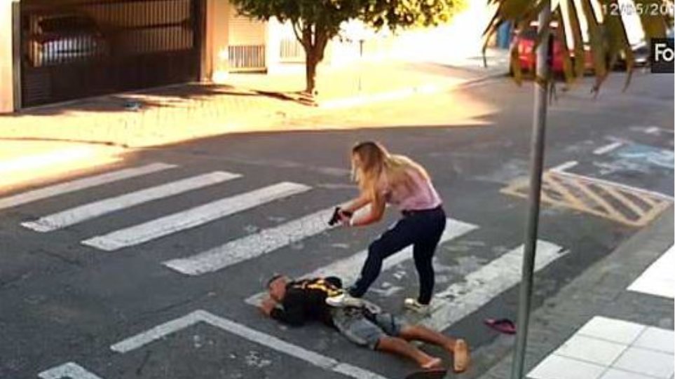 Βίντεο: Κακοποιός που βγάζει όπλο σε παιδάκια σκοτώνεται από τα πυρά μιας... μαμάς!