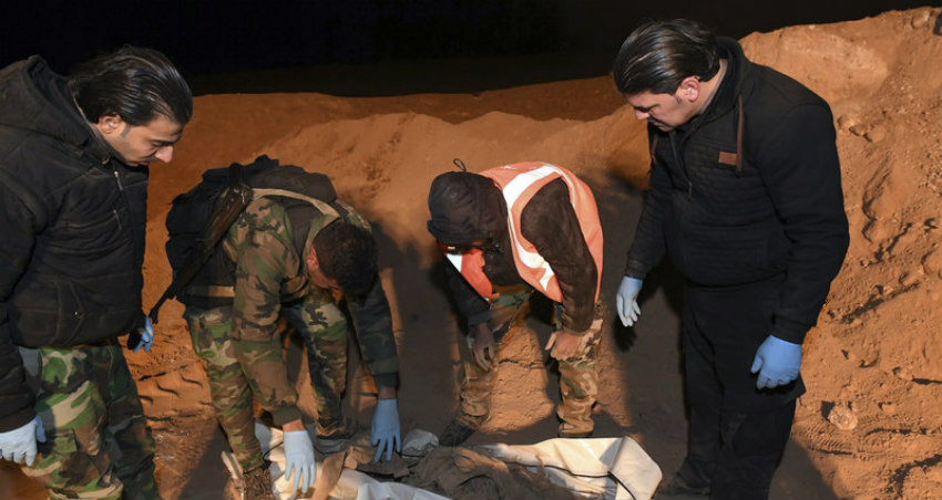 Νέα φρίκη στη Συρία: Ανακαλύφθηκαν δεκάδες πτώματα σε ομαδικό τάφο 