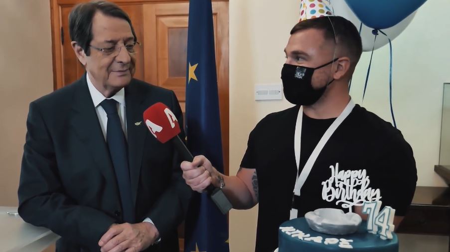 ΚΥΠΡΟΣ: Επίσκεψη στο Προεδρικό με... τούρτα - τασάκι και φούσκες - Η αντίδραση Αναστασιάδη - VIDEO