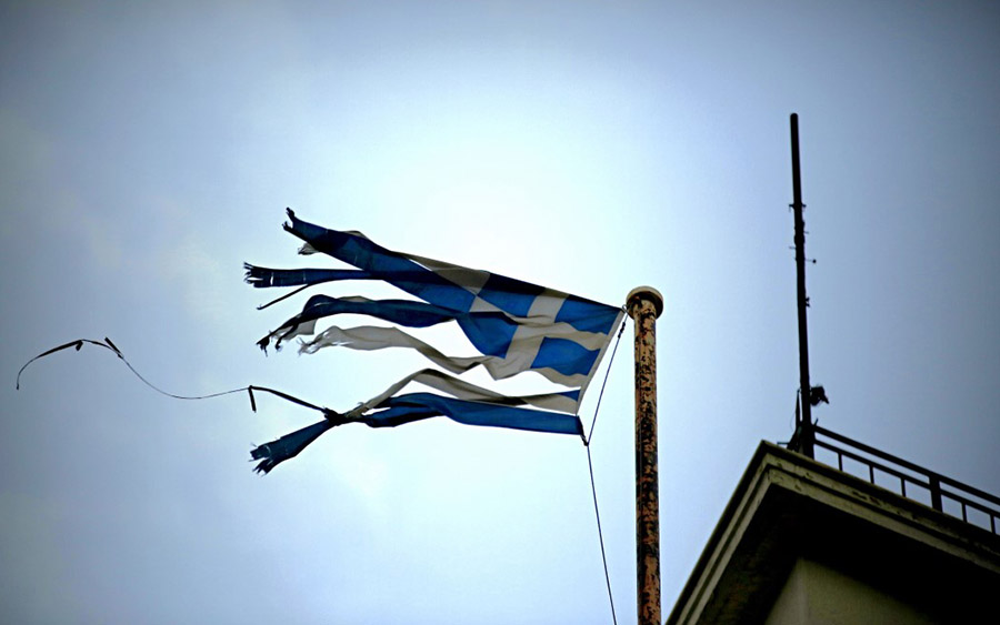 ΛΑΡΝΑΚΑ: Έσπασαν τζάμι για να κλέψουν ελληνική σημαία έξω από το οίκημα της Ομόνοιας  