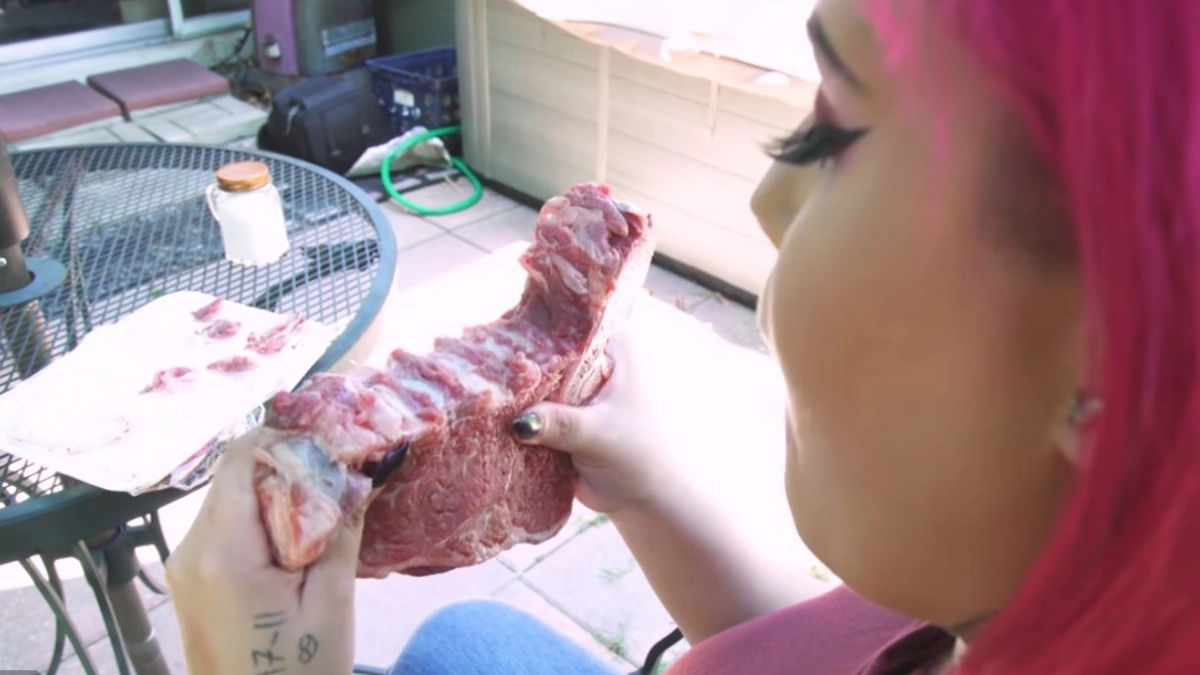 VIDEO - Αμερικανίδα που τρώει ένα κιλό ωμό κρέας την ημέρα αποκάλυψε τι συνέβη στο σώμα της