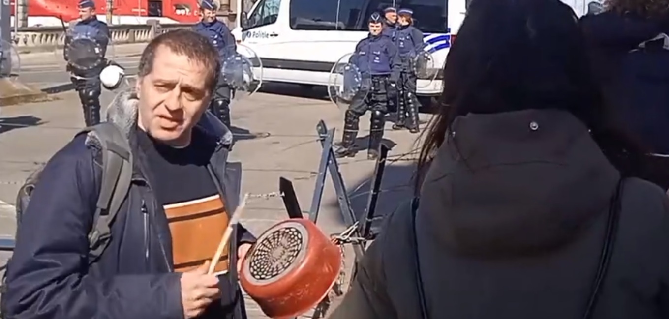 Διαδηλωτές περίμεναν... με κατσαρόλες και τηγάνια τον Μακρόν στην Οστάνδη - Βίντεο