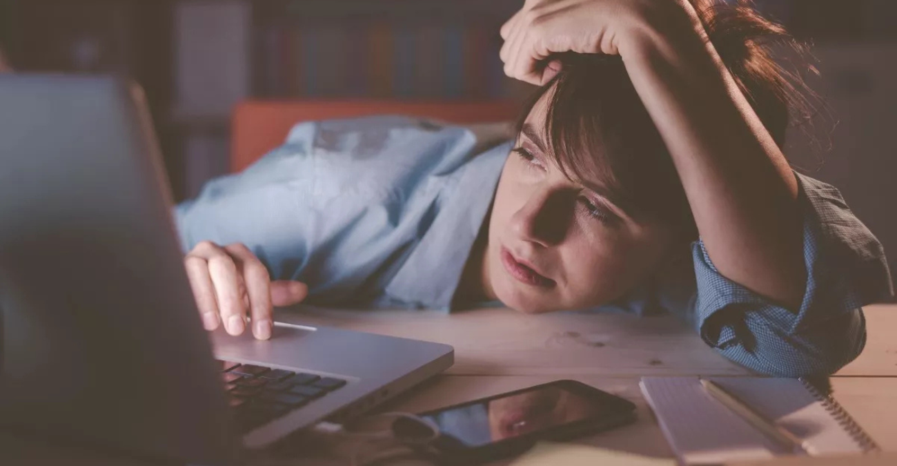 Burn-out: Τι προκαλεί στον εγκέφαλο – Επικίνδυνη η εργασία άνω των 52 ωρών την εβδομάδα