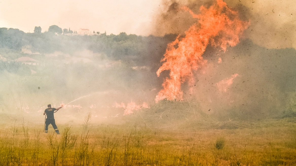 Πρόλαβαν τα χειρότερα: Ξέσπασε φωτιά στη Μοσφιλωτή - Έτρεχαν οι δυνάμεις πυρόσβεσης