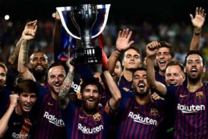 «Campeones, campeones»: Η κούπα από τον Μέσι… στον ουρανό της Βαρκελώνης ξανά! (ΒΙΝΤΕΟ)