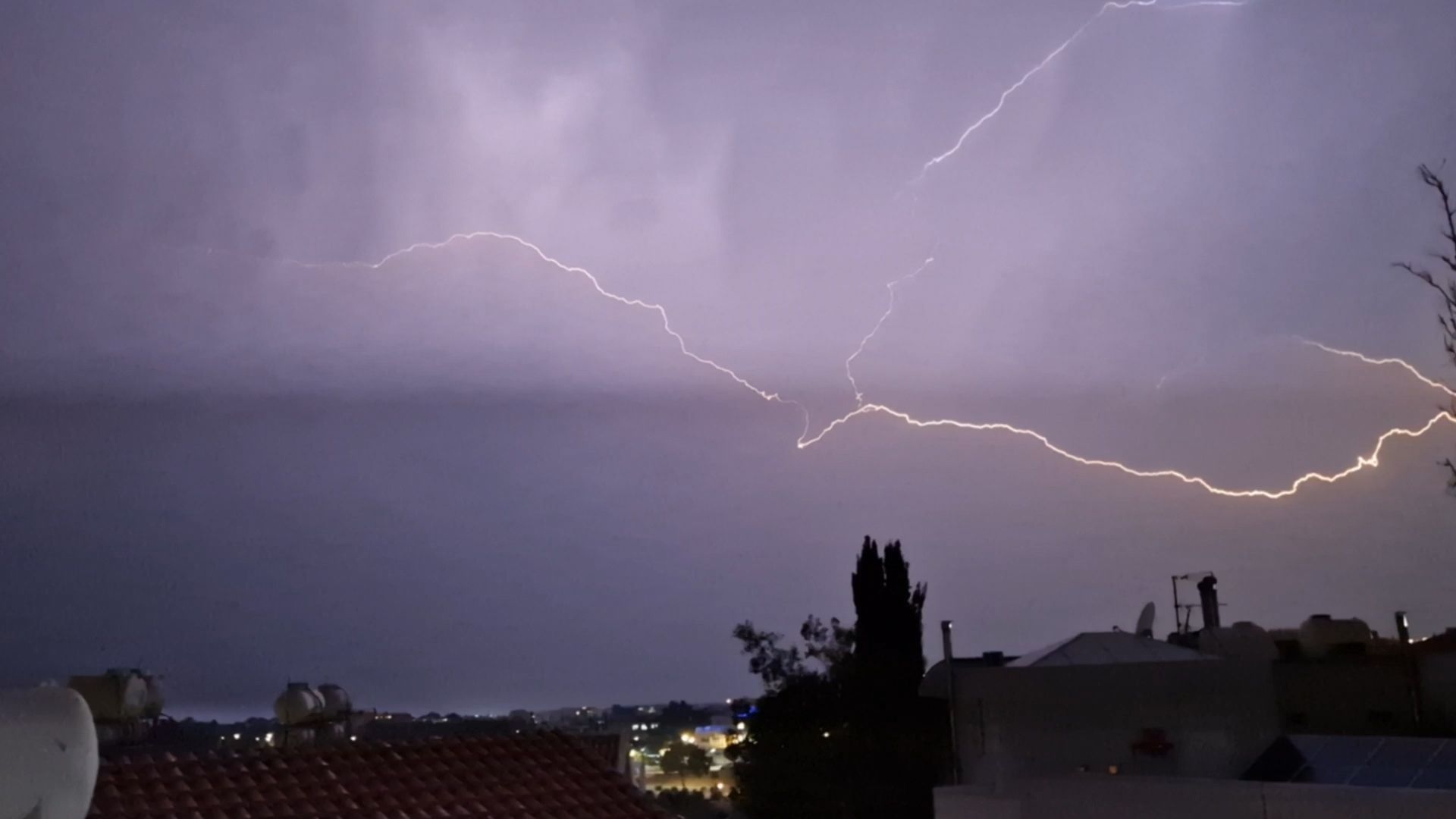 Τρίζει τα δόντια του ο Byron: «Άνοιξαν οι ουρανοί σε διάφορες περιοχές της Κύπρου - Δείτε βίντεο
