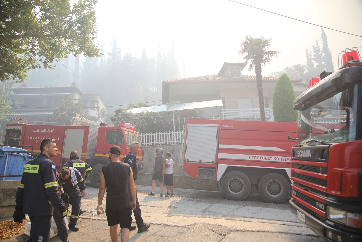 Θεσσαλονίκη: Ένας νεκρός στη φωτιά στο Δερβένι, απεγκλωβίστηκε γυναίκα με εγκαύματα – Οι φλόγες απειλούν τη Λητή