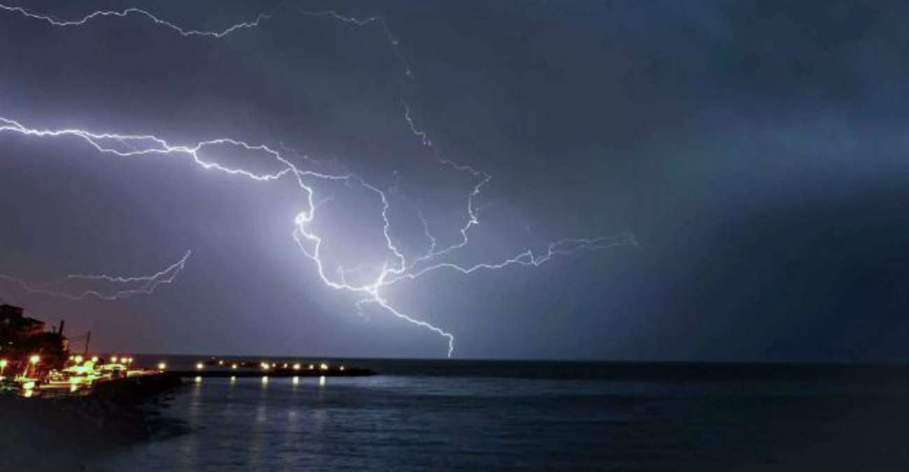Κακοκαιρία Elias: Τρομακτική καταιγίδα με χαλάζι σαρώνει την Αττική – Αμέτρητοι κεραυνοί και τεράστιος όγκος βροχής