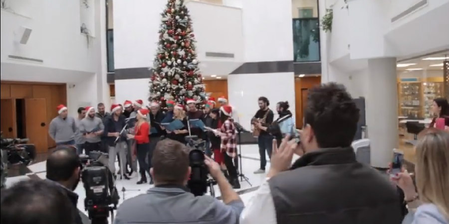 ΚΥΠΡΟΣ: Φόρεσαν το σκουφάκι του Άη Βασίλη ποδοσφαιριστές και τραγούδησαν τα κάλαντα - VIDEO