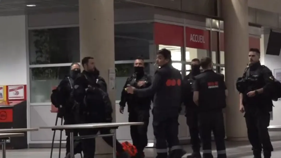 H αστυνομία απομάκρυνε φοιτητές που διαδήλωναν υπέρ των Παλαιστινίων από το Πανεπιστήμιο της Γενεύης στην Ελβετία