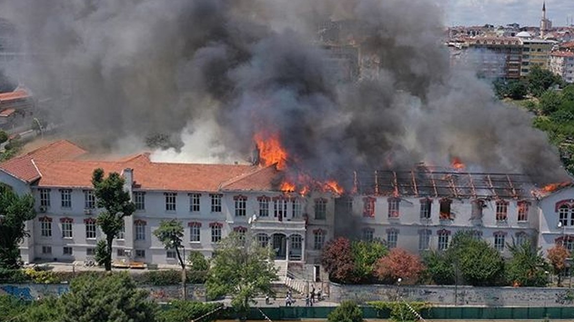 Στις φλόγες τυλίχτηκε το Ελληνικό Νοσοκομείο στην Κωνσταντινούπολη - Δείτε βίντεο